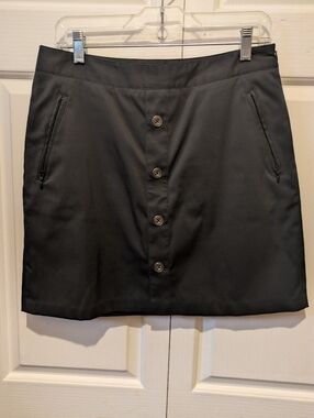 Greg Norman Collection skort featuring Button Front & zippered pockets Like New!